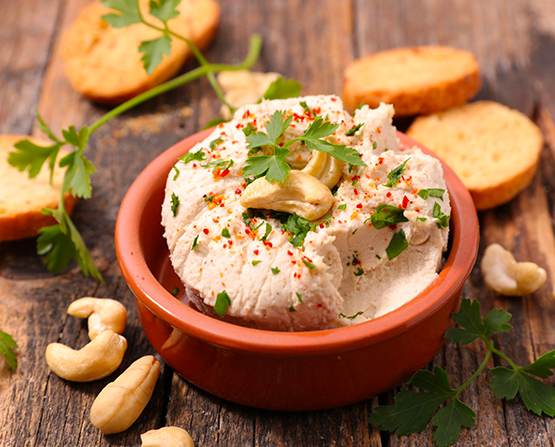 Ramequin en terre cuite remplis de fromage