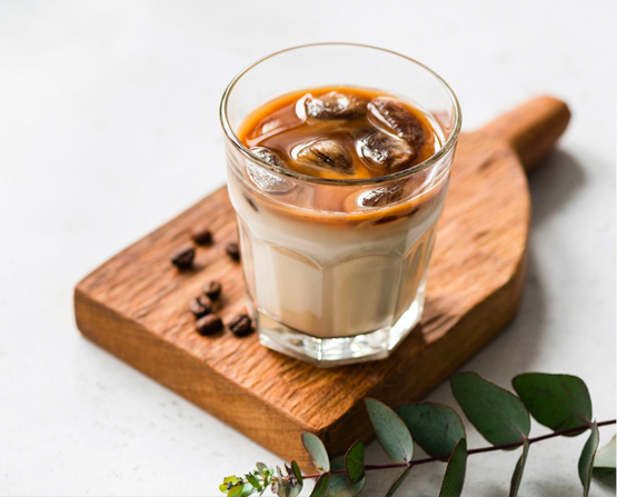 Dessert 'Cold coffee' sur une planche de bois